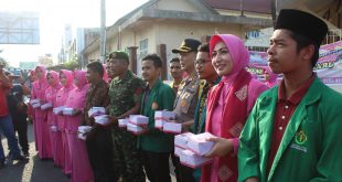 Puluhan Personil dari TNI-Polri, Pemuda dan Mahasiswa bersama-sama membagikan 1000 takjil kepada pengguna jalan di simpang tugu simpang Jam jalan Merdeka Kota Lhokseumawe, senin (27/05/2019) sore.