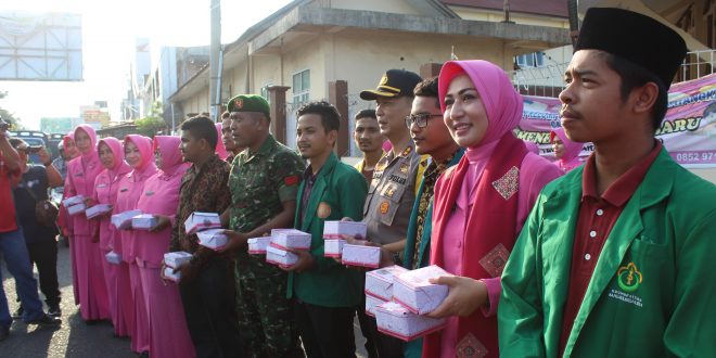 Puluhan Personil dari TNI-Polri, Pemuda dan Mahasiswa bersama-sama membagikan 1000 takjil kepada pengguna jalan di simpang tugu simpang Jam jalan Merdeka Kota Lhokseumawe, senin (27/05/2019) sore.